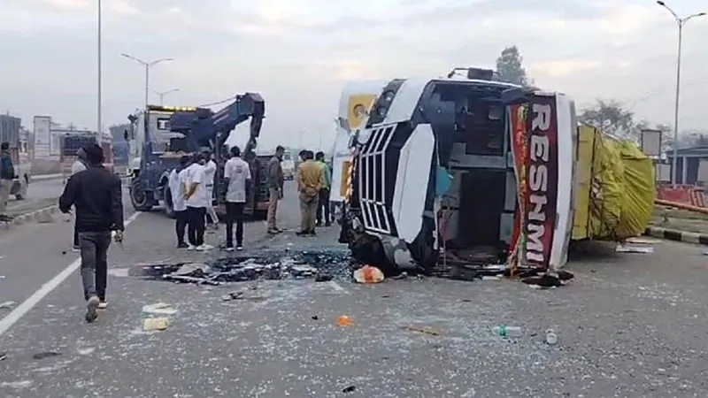 प्रयागराज: दो बाइकों को बचाने के फेर में हाइवे पर पलटी बस, छह यात्री हुए घायल, हालत गंभीर