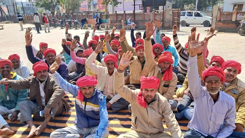 सुलतानपुर: ...इतने कम मानदेय से नहीं होता गुजारा, ग्राम प्रहरियों ने किया प्रदर्शन, विधायक को सौंपा ज्ञापन