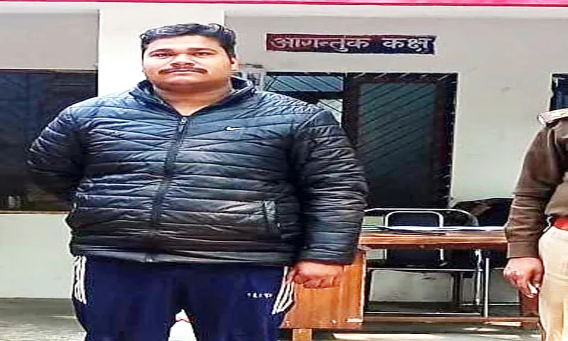 लखनऊ: वसूली करने के लिए बना फर्जी दरोगा, पुलिस ने नकली रिवाल्वर के साथ युवक को किया गिरफ्तार