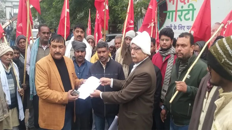 सुलतानपुर: बिजली के निजीकरण के विरोध में माकपा का प्रदर्शन, सौंपा ज्ञापन