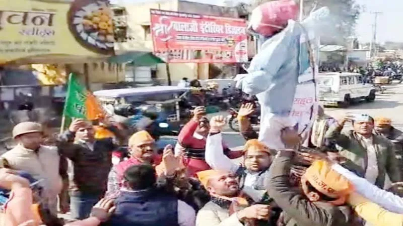 सुलतानपुर: पीएम मोदी के अपमान पर 'उबले' भाजपाई, राहुल गांधी का जलाया पुतला