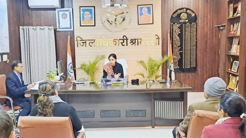 श्रावस्ती: जिला निर्वाचन अधिकारी ने अधीनस्थों के साथ की बैठक, कहा- सकुशल संपन्न कराएं चुनाव