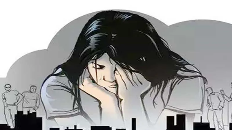 आगरा: सिलाई मशीन दिलाने के बहाने किया छात्रा से दुष्कर्म, पीड़िता को सड़क पर छोड़कर आरोपी हुआ फरार