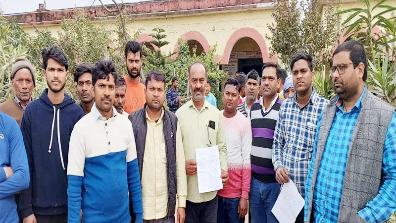 बहराइच: नैनिहा मंडी में डिवाइडर लगाने का दुकानदारों ने किया विरोध, काम रुका