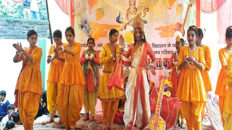 अयोध्या: श्रद्धा व उल्लास के साथ मना बसंत पंचमी का त्योहार, मां सरस्वती की पूजा के साथ स्कूलों में हुए रंगारंग कार्यक्रम