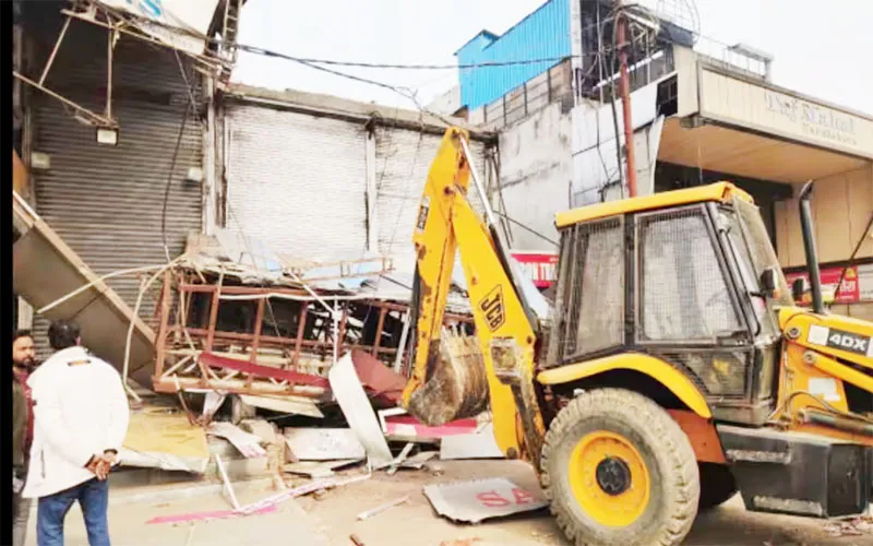 लखनऊ: अकबरनगर में चल रही अब तक की सबसे बड़ी कार्रवाई, सैकड़ों मकानों पर चल रहा एलडीए का बुलडोजर, video 