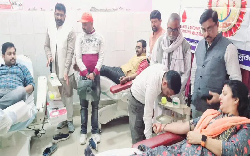 सुलतानपुर: ब्लड बैंक में 41 'महादानियों' ने किया रक्तदान, इस क्रांतिकारी को याद कर उमड़ पड़ा हुजूम...  