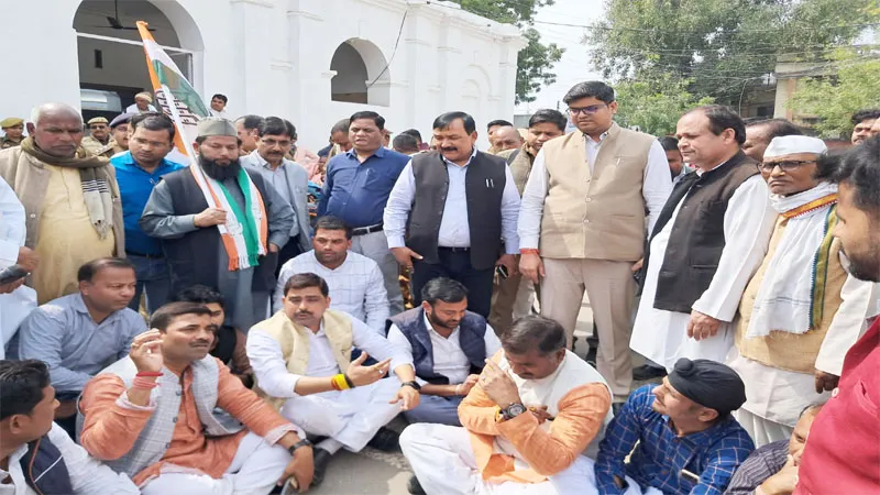 सुलतानपुर: टांटियानगर पुल को भ्रष्टाचार का मुद्दा बनाते हुए कांग्रेस ने किया प्रदर्शन, सौंपा ज्ञापन  