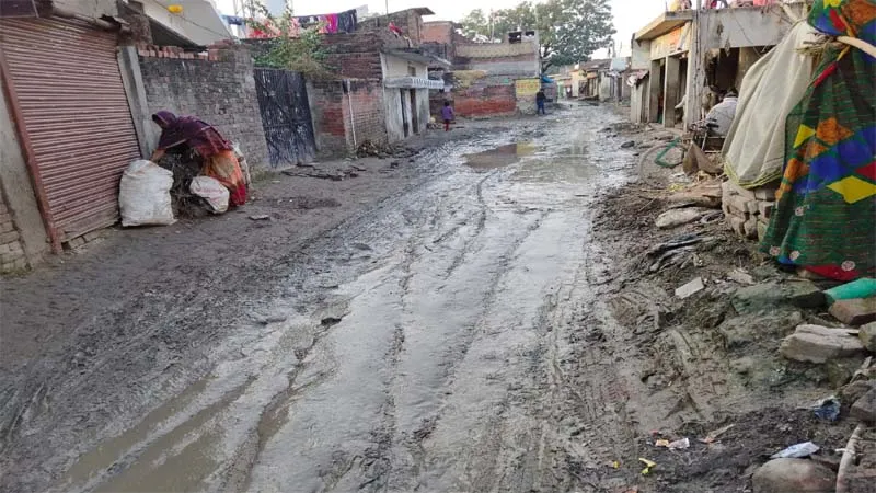 बहराइच: शहर की सड़क पर भरा पानी, लोगों को हो रही परेशानी, जनसुनवाई पोर्टल को अधिकारियों ने बनाया मजाक!