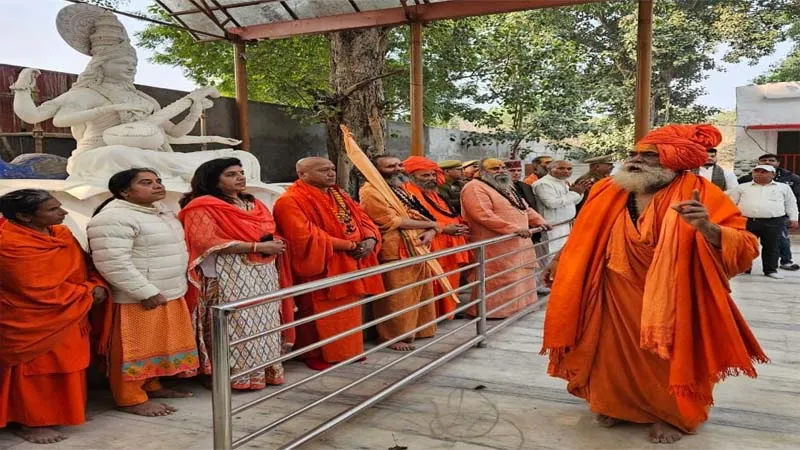 प्रयागराज का माघ मेला: गंगा पूजन के बाद अखाड़े के संतों ने शुरू की पंचकोसी परिक्रमा