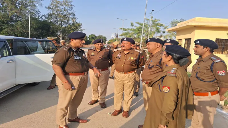 प्रयागराज: नैनी जिला जेल पहुंचे डीजी एसएन साबत, परखीं व्यवस्थाएं