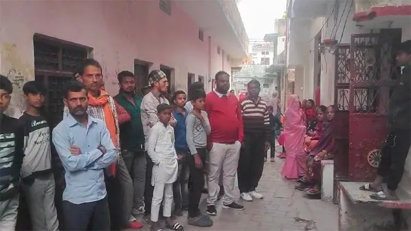 गोंडा: संदिग्ध हालत में फंदे से लटकता मिला दसवीं क्लास की छात्रा का शव, कोहराम