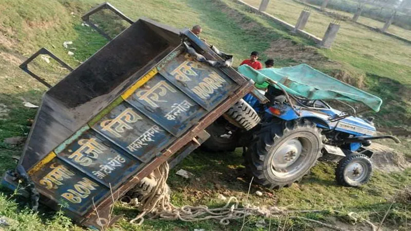 हरदोई: ट्रैक्टर पलटने से युवक की मौत, चाचा और भाई घायल, कोहराम