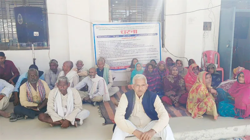 सुलतानपुर: प्रधान व सचिव के खिलाफ ब्लाक पर ग्रामीणों ने दिया धरना, इस बात से दिखे नाराज... 