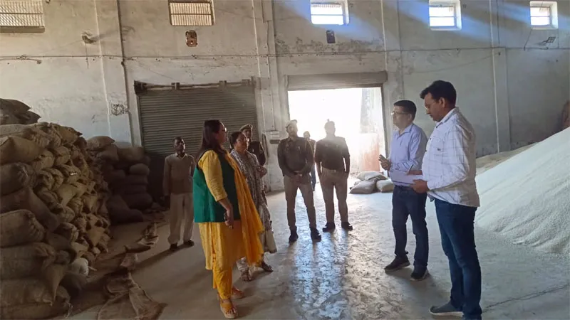 गोंडा: जिलाधिकारी ने लेवी के चावल को लेकर मंगल राइस मिल का किया निरीक्षण