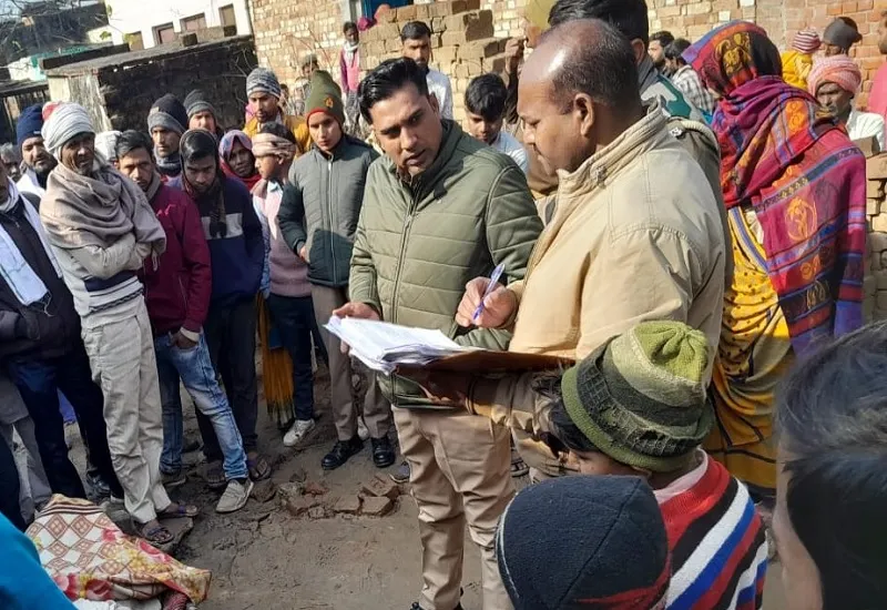 संभल: भरभरा कर गिरी छत, मलबे में दब कर वृद्धा की मौत...अकेली रहती थी महिला