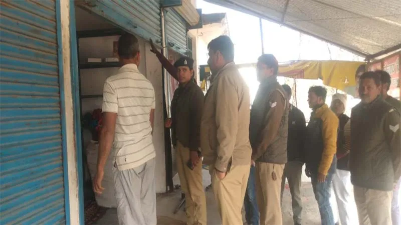 गोंडा: दुकान के शटर का ताला तोड़ नकदी व जेवरात उठा ले गए चोर, हड़कंप