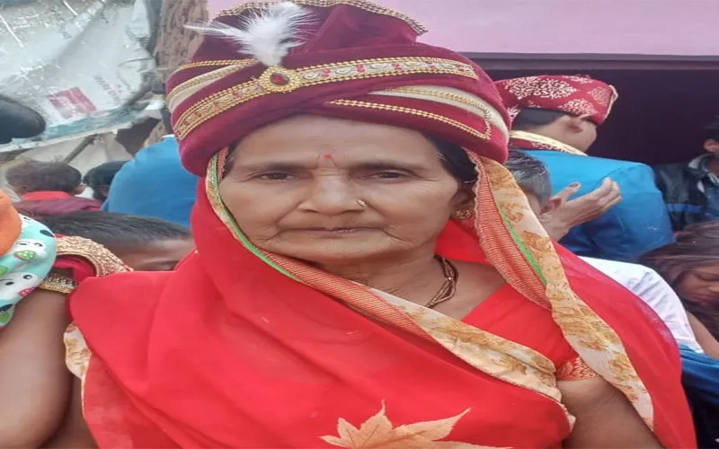 सुलतानपुर: मंदिर से निकल रही थी शोभायात्रा, अचानक अनियंत्रित डीजे पलटा और हो गया हादसा, महिला की दबकर मौत