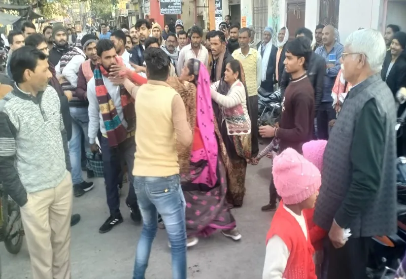 संभल: महिला को लेकर अदालत के बाहर मारपीट, 20 मिनट तक रही हंगामे की स्थिति