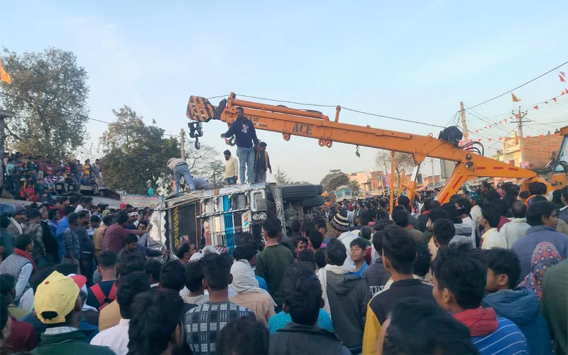 बहराइच: टायर फटने से चौराहे पर पलटा गन्ना लदा ट्रक, दो घण्टे तक लगा रहा जाम, देखें cctv footage 