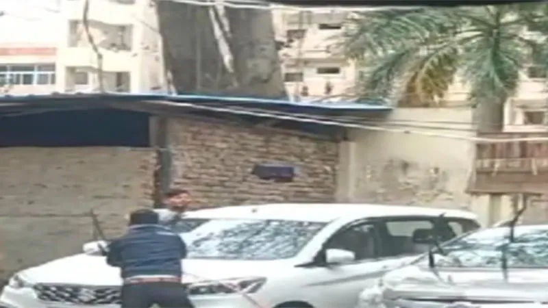 लखनऊ : साफ पानी बर्बाद कर रहे सरकारी विभाग, कार को चमकाने में हो रहा इस्तेमाल