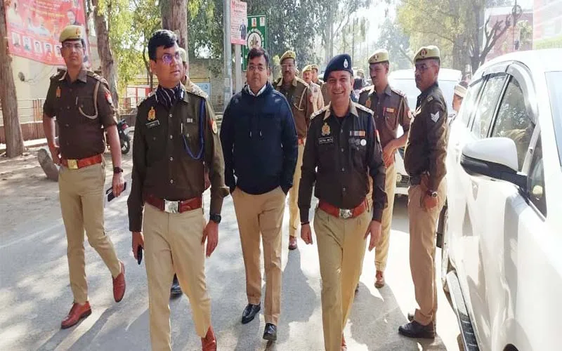 प्रतापगढ़: हल्द्वानी बवाल और जुमे की नमाज को लेकर अलर्ट मोड पर रही पुलिस, पहुंचे आईजी, डीएम-एसपी ने किया भ्रमण 