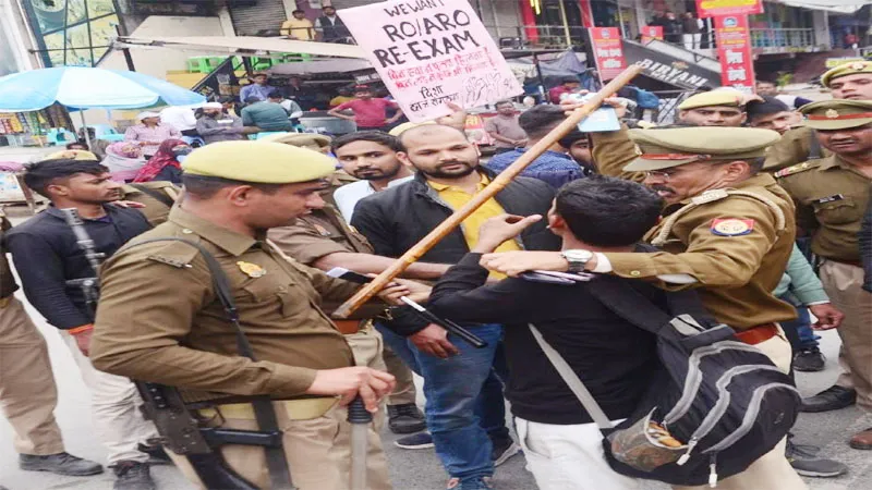 प्रयागराज: लोक सेवा आयोग का गेट छावनी में तब्दील, धरना स्थल पर पुलिस और छात्र आए आमने-सामने, हुआ जमकर टकराव