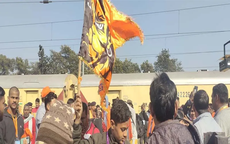 गोंडा: राम दर्शन के लिए कटरा पहुंचा आसनसोल से आया 940 यात्रियों का जत्था, ट्रेन से उतरते ही किया जय श्री राम का उद्घोष 