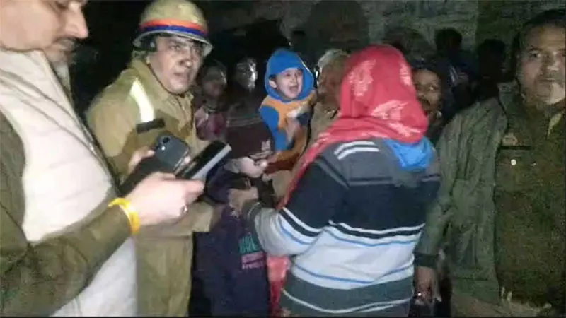 लखनऊ: राजधानी के राजा बाजार इलाके के एक घर में लगी आग से लाखों का हुआ नुकसान, हड़कंप, देखें video 