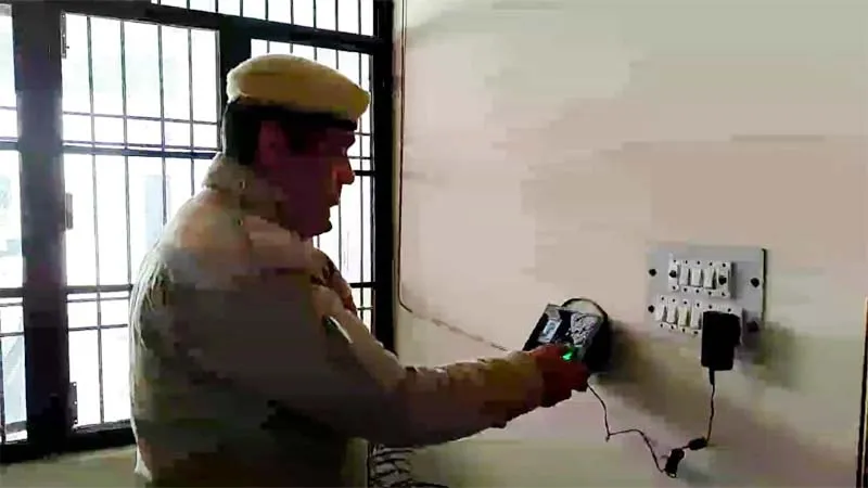 आगरा: अब ट्रैफिक पुलिस कर्मियों की लगेगी बायोमेट्रिक अटेंडेंस, लेट आने पर कटेगी आधे दिन की सैलरी