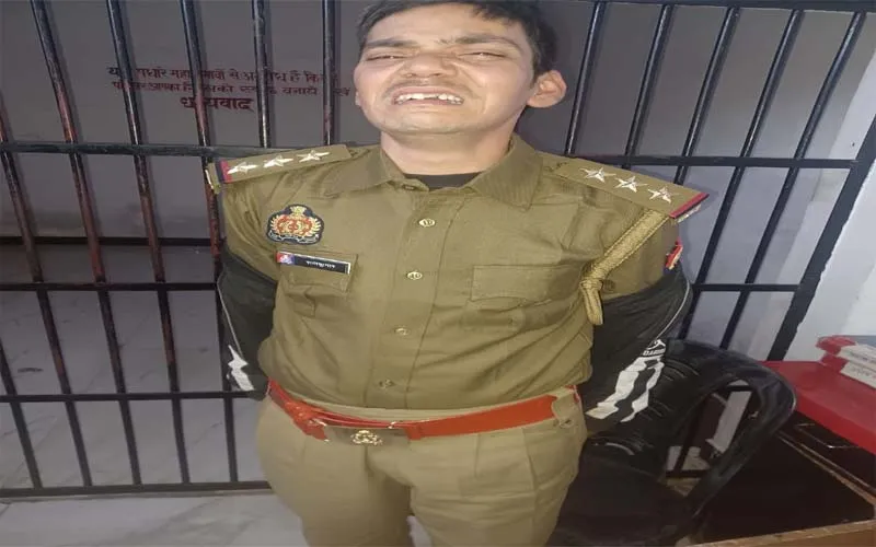 आगरा: पुलिस ने पकड़ा फर्जी इंस्पेक्टर, टैंपो चालकों से कर रहा था वसूली, वर्दी का दिखाता था रौब