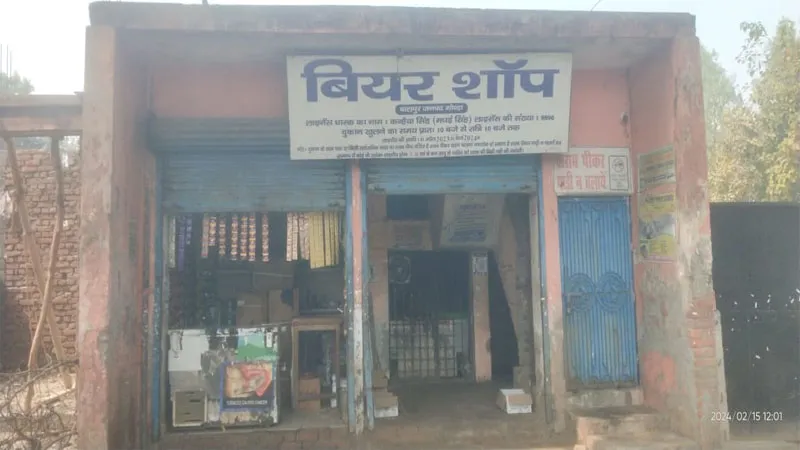 गोंडा: बियर शॉप का ताला तोड़कर 20 हजार की शराब ले उड़े चोर, किराना स्टोर पर भी हजारों का माल किया पार