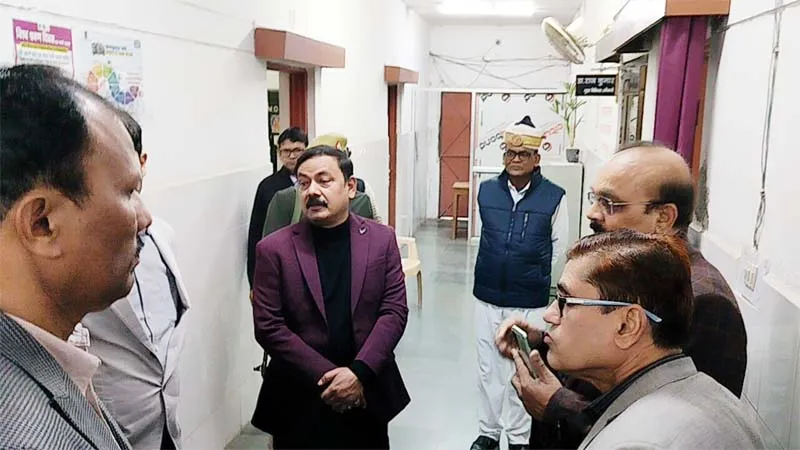 अंबेडकरनगर: डीएम ने जिला अस्पताल की परखी हकीकत, 15 डॉक्टर मिले अनुपस्थित, बेड पर बिछी मिलीं फटी चादरें