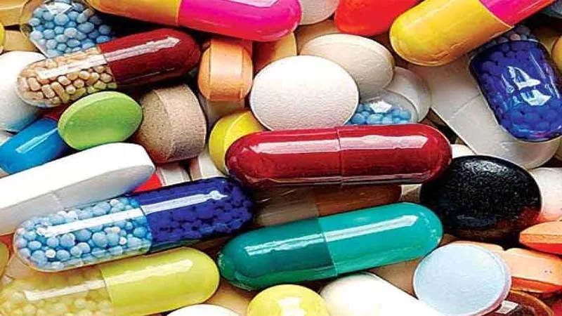 बाराबंकी: मेडिकल स्टोर पर चल रहा था नशे का कारोबार!, डीएम के आदेश पर हुई छापामार कार्रवाई, दवाएं सीज, video