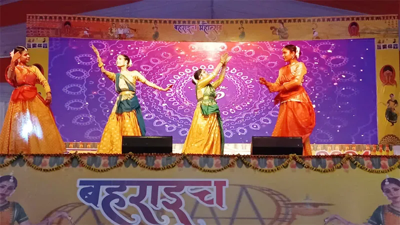 बहराइच महोत्सव के दूसरे दिन दिखी सांस्कृतिक छटा, थारू जनजाति के कलाकारों व छात्र-छात्राओं ने दिखायी प्रतिभा