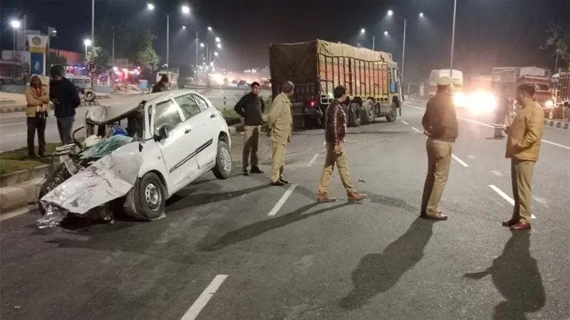 प्रयागराज: कार और ट्रक में आमने-सामने हुई जोरदार टक्कर, तीन की मौत, एक घायल, कोहराम