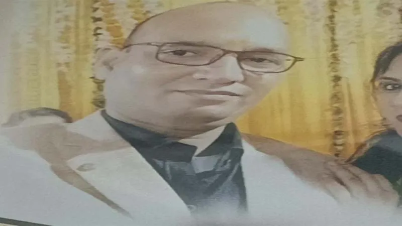 आगरा: सुबह कामवाली आई तो कांप गई उसकी रूह, फंदे पर लटका था मालिक का शव, बेड पर पड़ी थी मां और बेटे की लाश! 