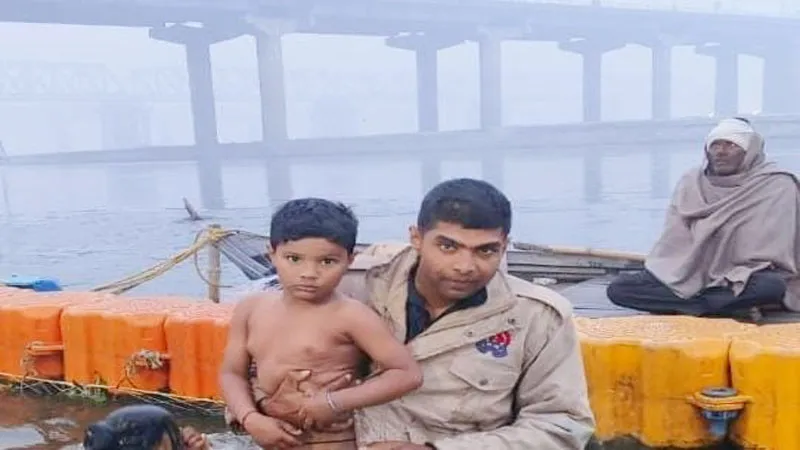 प्रयागराज: नदी में डूबते मासूम बच्चे की सिपाहियों ने बचाई जान, परिजनों में 'खाकी' को दिया धन्यवाद