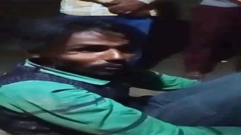 बहराइच: ग्रामीणों ने चोर को पकड़ कर हाथ-पैर बांध की पिटाई, दी 'तालिबानी' सजा!, देखें video 