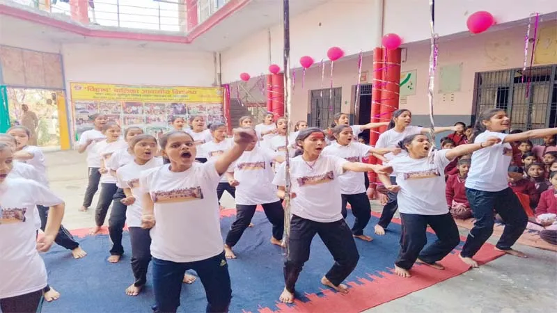 बहराइच: श्रमिकों की बेटियों ने सीखे ताइक्वांडो के दावपेच, सिलेंडर में आग से बचाव की भी सीखी कला