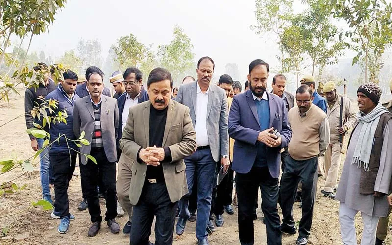 निर्माण कार्यों में लापरवाही नहीं की जाएगी बर्दाश्त: डीएम 