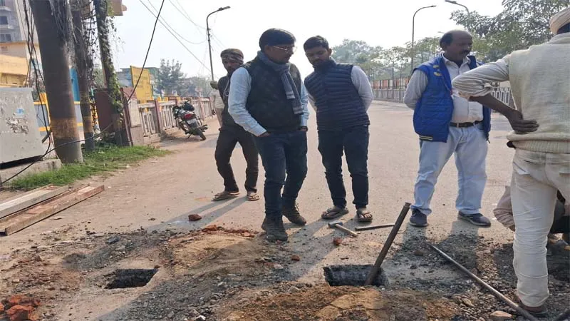 प्रयागराज: 50 साल पुराने रेलवे ओवरब्रिज पर चलने वाला है बुलडोजर, विशेषज्ञ बोले- अब नहीं हो सकती इसकी मरम्मत!