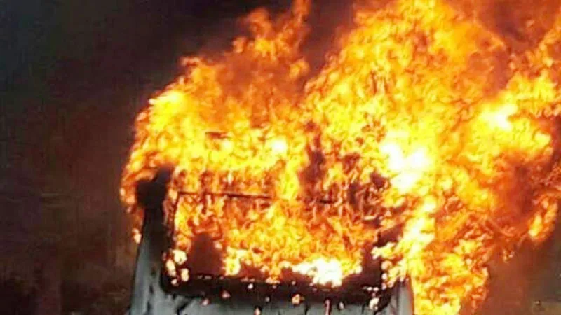 बहराइच: एक्सप्रेसवे पर चलती बस में लगी आग में जिले के छह यात्री झुलसे, टला बड़ा हादसा, देखें shocking video!