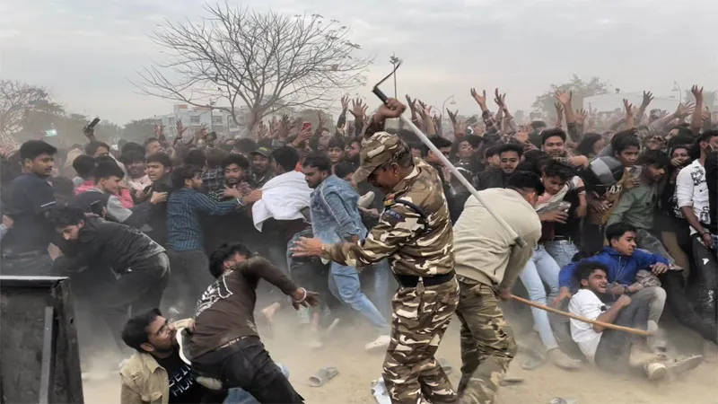 लखनऊ: अक्षय और टाइगर श्राफ के फैंस पर पुलिस ने बरसाईं दे दनादन लाठियां, देखें VIDEO 