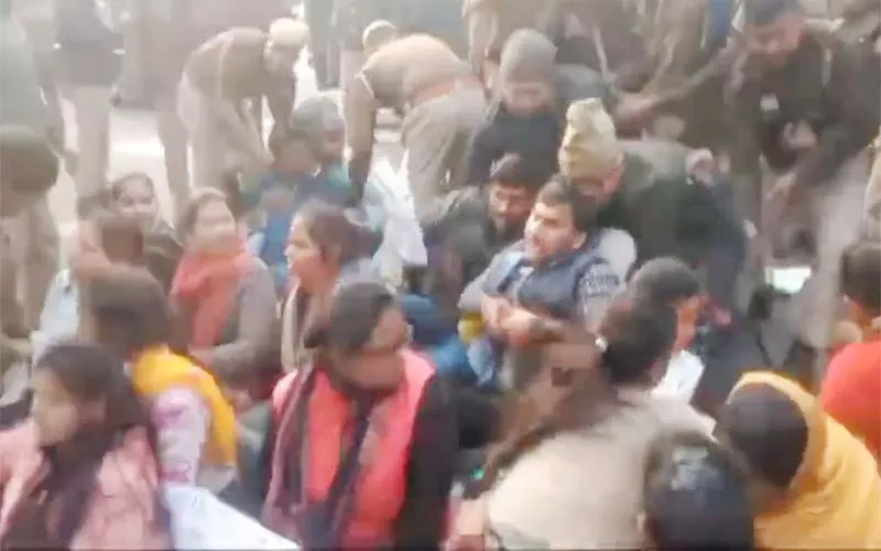 69000 शिक्षक भर्ती मामला: आरक्षित वर्ग के अभ्यर्थियों ने घेरा मुख्यमंत्री आवास, पुलिस से हुई जोरदार भिड़ंत, देखें VIDEO 