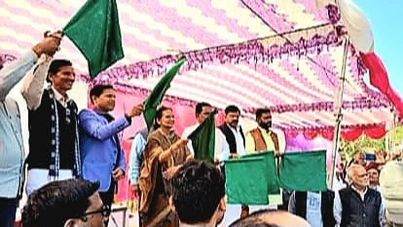 प्रयागराज: लखनऊ इंटरसिटी एक्सप्रेस को सांसद केशरी देवी ने दिखाई हरी झंडी