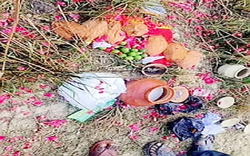 प्रयागराज: जमीन में गड़ा खजाना ढूंढने पहुंचे तांत्रिक को ग्रामीणों ने पीटा, साथी हुए फरार