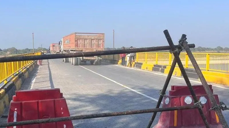 बांदा: चार माह बाद बेंदाघाट यमुना पुल से फर्राटा भरने लगे भारी वाहन, दरार आने पर रोक दिया गया था आवागमन