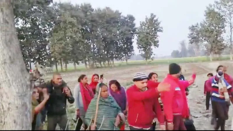 बहराइच में जमीन कब्जेदारी को लेकर दो पक्ष भिड़े, 40 पर मुकदमा दर्ज, हड़कंप, देखें मारपीट का video