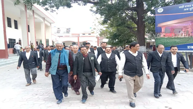 बाराबंकी: मांगों को लेकर बार एसोसिएशन के अधिवक्ताओं ने किया जोरदार प्रदर्शन, सौंपा ज्ञापन